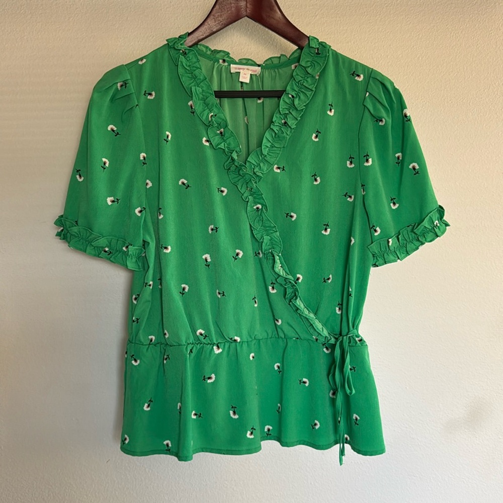 Riley & Rae Short Sleeve Ruffle Floral Blouse. Size Medium.